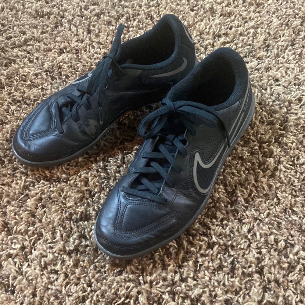 Indoor soccer shoes